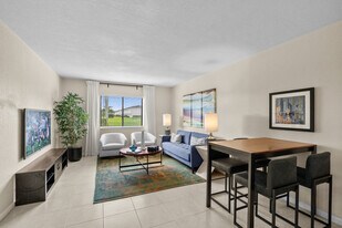 Casa Del Mar in West Palm Beach, FL - Building Photo