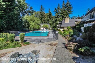 9907 NE 124th St in Kirkland, WA - Building Photo - Building Photo