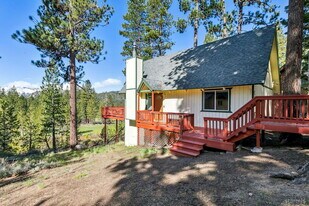 854 Muskwaki Dr in South Lake Tahoe, CA - Building Photo