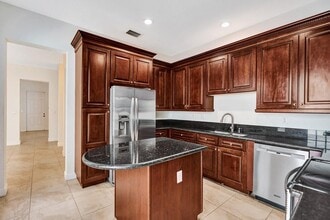 8308 NW 9th Ave in Boca Raton, FL - Foto de edificio - Building Photo