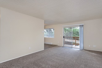 Royal Pines Apartments in Beaverton, OR - Foto de edificio - Building Photo