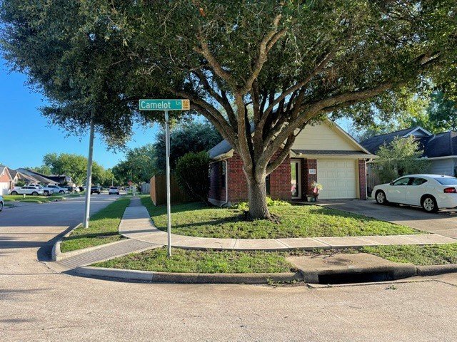 property at 1102 Camelot Ln