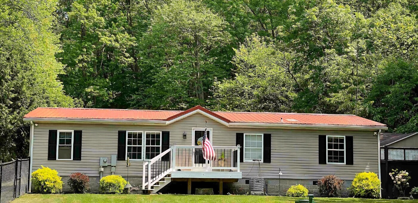 162 Mohans Run Rd in Mannington, WV - Building Photo