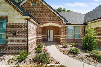330 Lanier Rd in Seagoville, TX - Foto de edificio - Building Photo