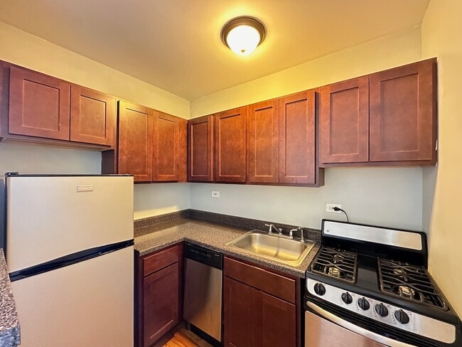 823 W Diversey Pkwy in Chicago, IL - Building Photo - Building Photo