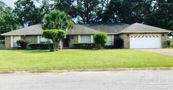 5705 Admiral Doyle Rd in Pensacola, FL - Building Photo