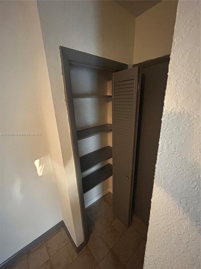 5530 W 12th Ln-Unit -1 in Hialeah, FL - Building Photo - Building Photo