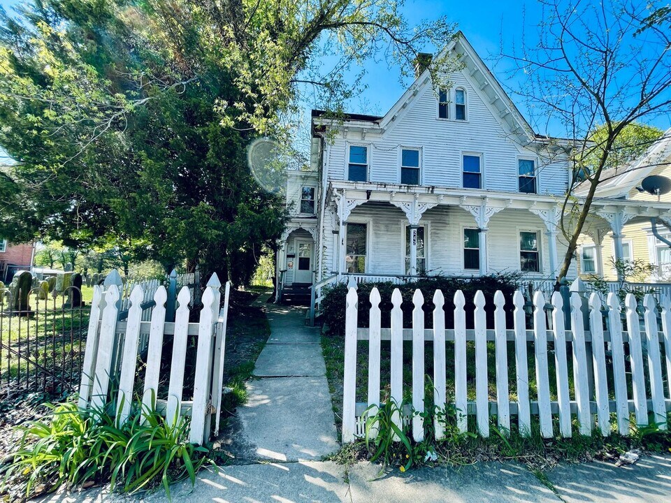 242 E Commerce St in Bridgeton, NJ - Building Photo