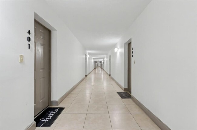 701 NW 19th St, Unit 401 in Fort Lauderdale, FL - Building Photo - Building Photo