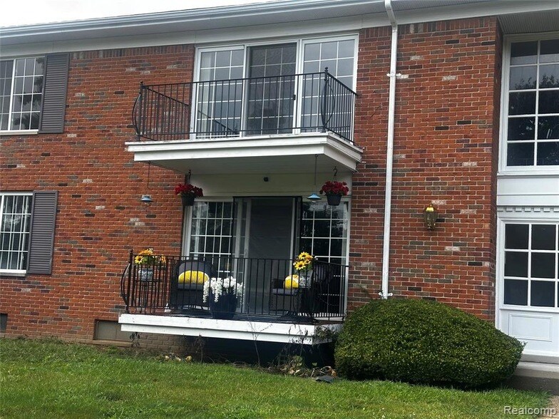458 Fox Hills Dr S, Unit A-8 in Bloomfield Township, MI - Building Photo
