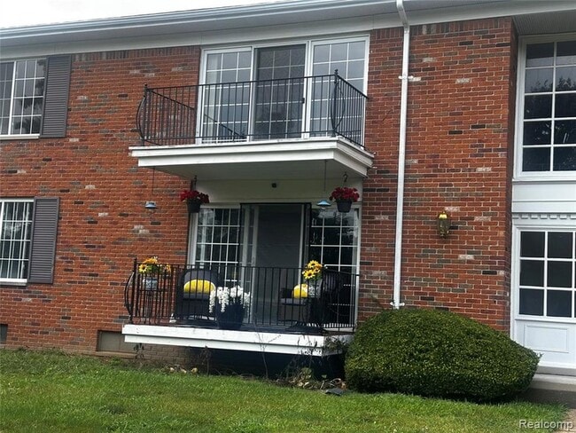 458 Fox Hills Dr S, Unit A-8