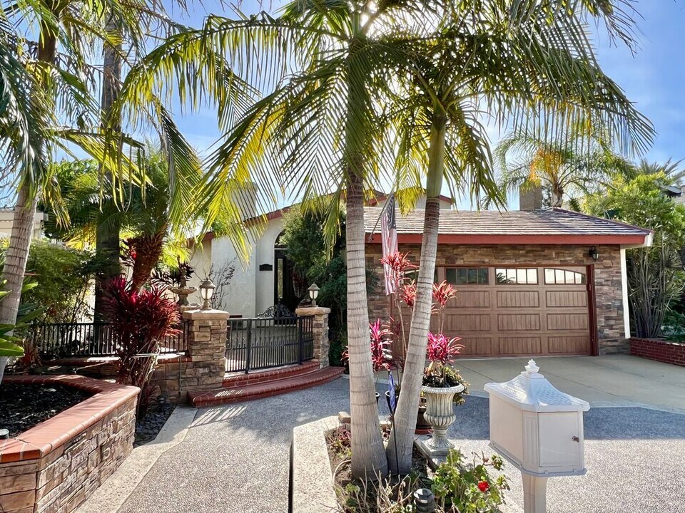 2136 N Pami Cir in Orange, CA - Building Photo