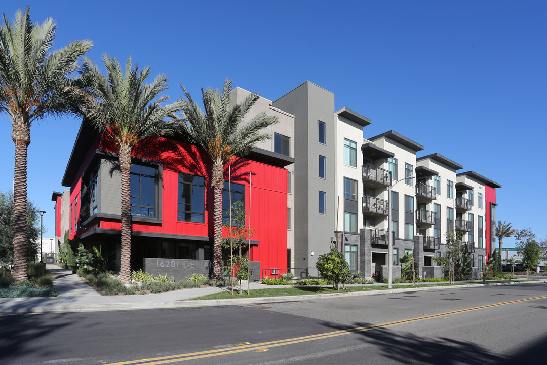 Parc Derian in Irvine, CA - Building Photo