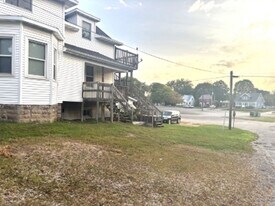 120 S Garden Ave in Gillett, WI - Building Photo