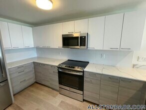 1079 Commonwealth Ave in Boston, MA - Building Photo - Building Photo