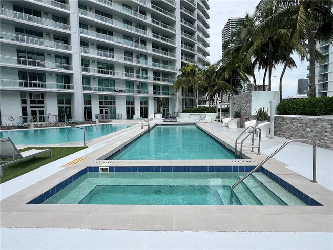 90 SW 3rd St, Unit 1411 in Miami, FL - Foto de edificio - Building Photo