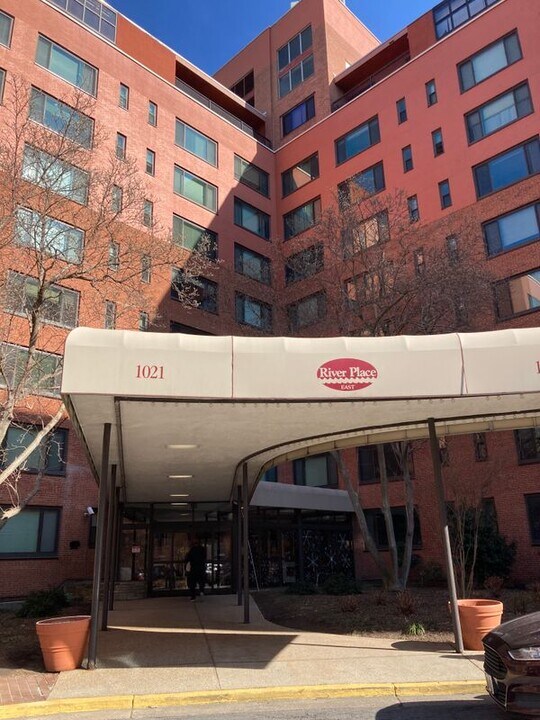 1021 Arlington Blvd in Arlington, VA - Building Photo