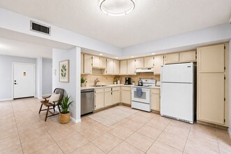 5310 Las Verdes Cir, Unit 106 in Delray Beach, FL - Building Photo - Building Photo