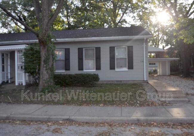 318 N Jackson St in Belleville, IL - Foto de edificio - Building Photo