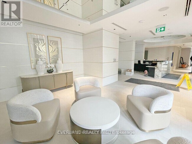 5858 Yonge St in Toronto, ON - Building Photo - Building Photo