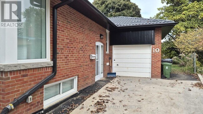 10 Vesper Ct in Toronto, ON - Building Photo - Building Photo