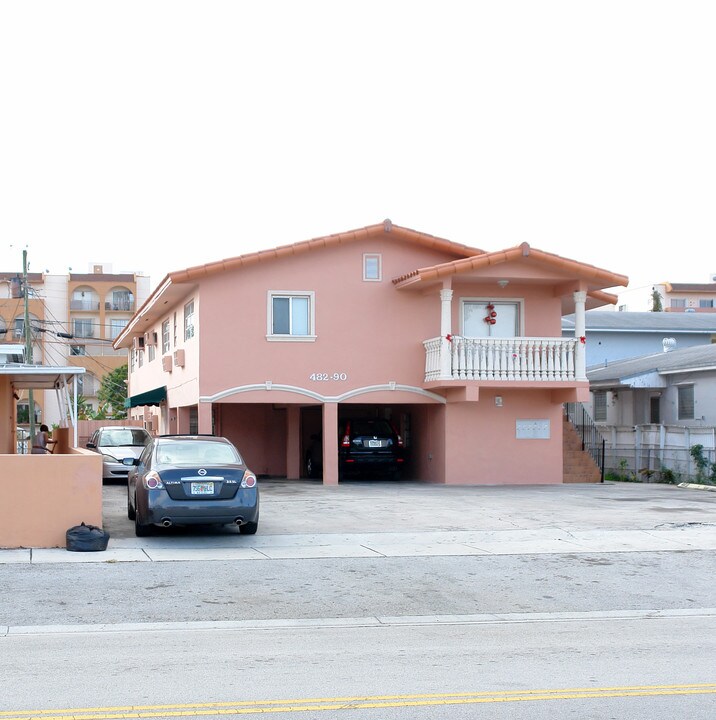482-490 E 24th St in Hialeah, FL - Foto de edificio