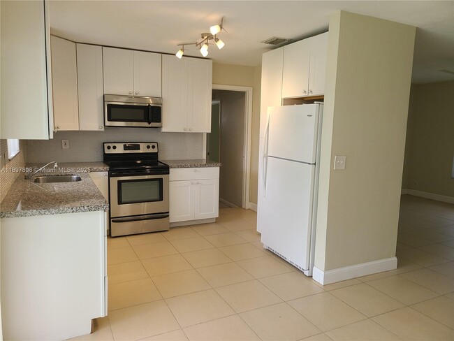 6580 Grant St in Hollywood, FL - Building Photo - Building Photo