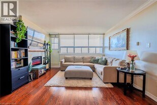 212 Kerr St in Oakville, ON - Building Photo