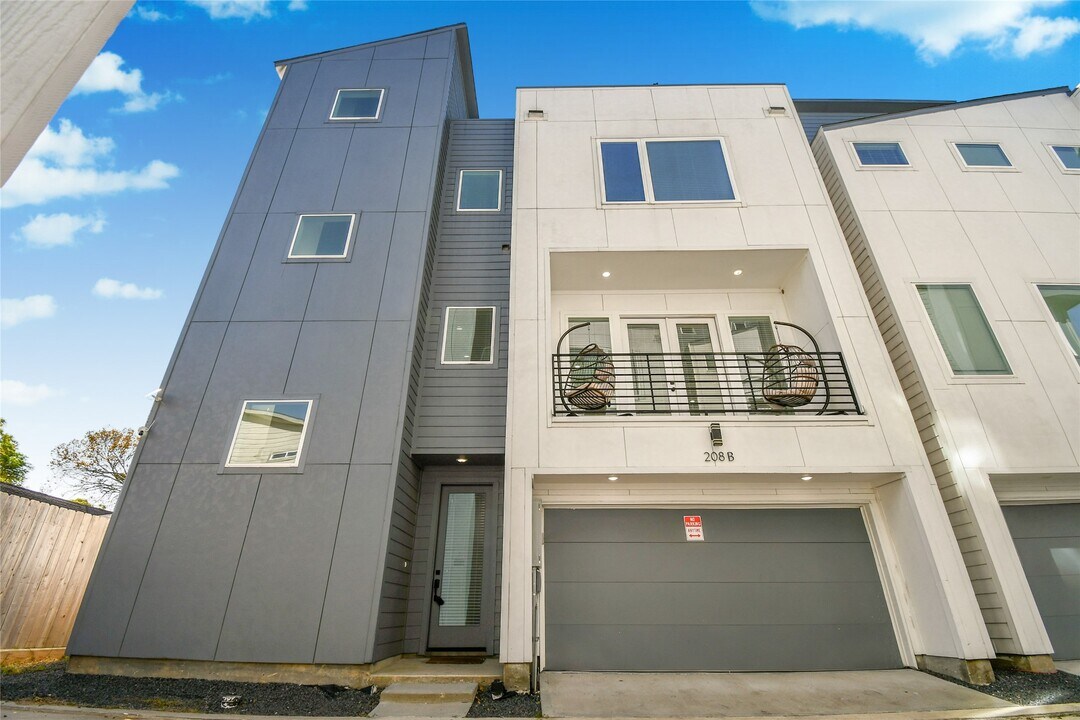 208 N York St in Houston, TX - Building Photo