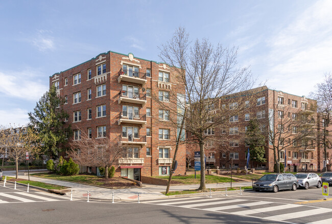 Longfellow Apartments in Washington, DC - Foto de edificio - Building Photo