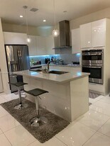 10225 NW 63rd Terrace in Doral, FL - Building Photo