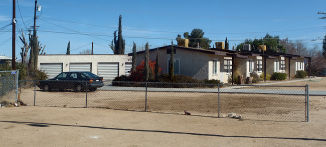 16340 Villa Dr in Victorville, CA - Foto de edificio - Building Photo