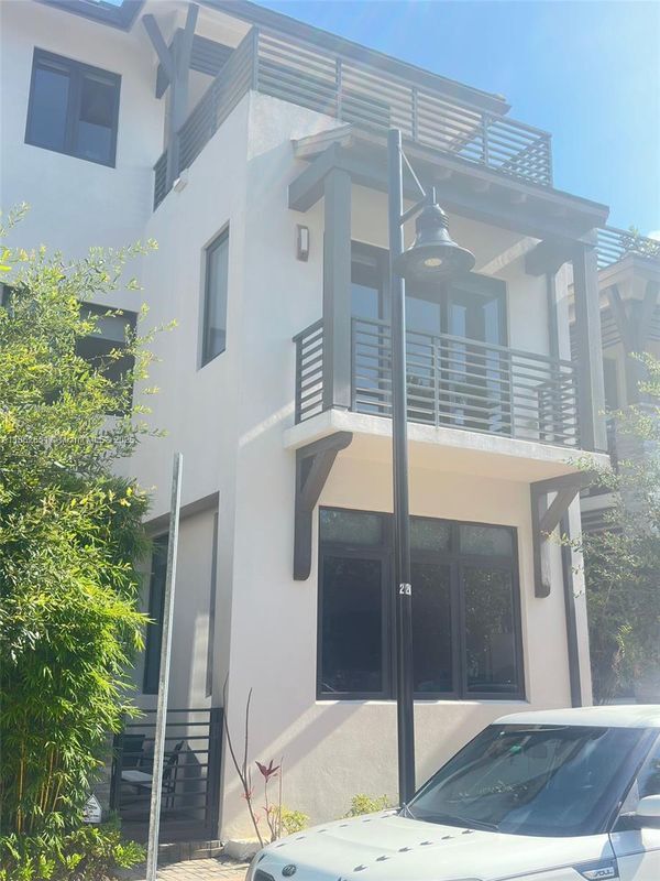 8443 NW 47th St in Doral, FL - Building Photo - Building Photo