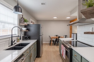Jayel Luxury Townhomes in Bentonville, AR - Foto de edificio - Interior Photo