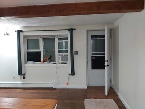 83 Locust St, Unit First floor in Burlington, MA - Foto de edificio - Building Photo