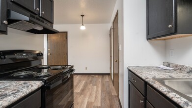 4th Street Manor in Waterloo, IA - Building Photo - Interior Photo