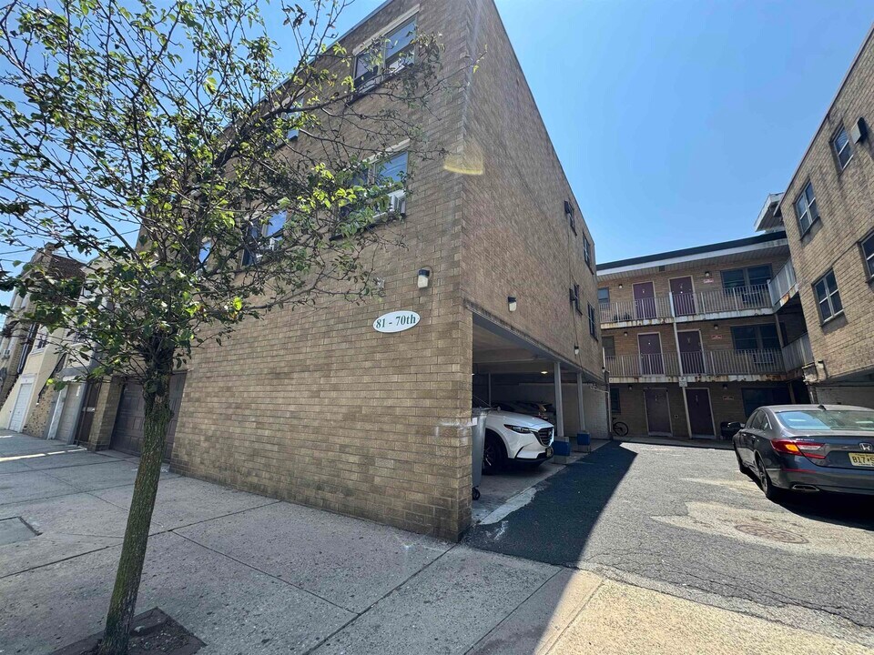 81 70th St in Guttenberg, NJ - Building Photo