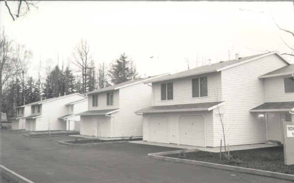 19995 NE Halsey St in Portland, OR - Building Photo - Building Photo