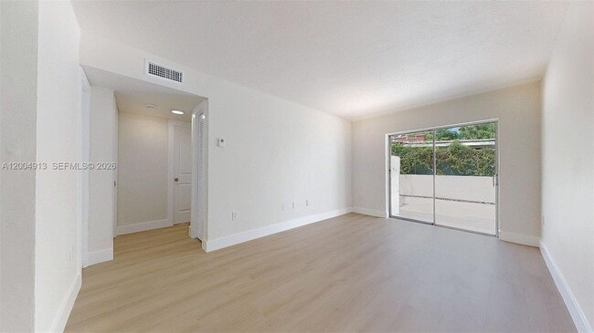 567 SW 3rd St in Miami, FL - Foto de edificio - Building Photo