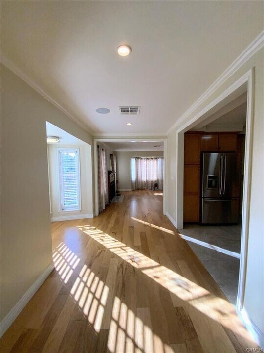 6656 Greenbush Ave in Los Angeles, CA - Building Photo