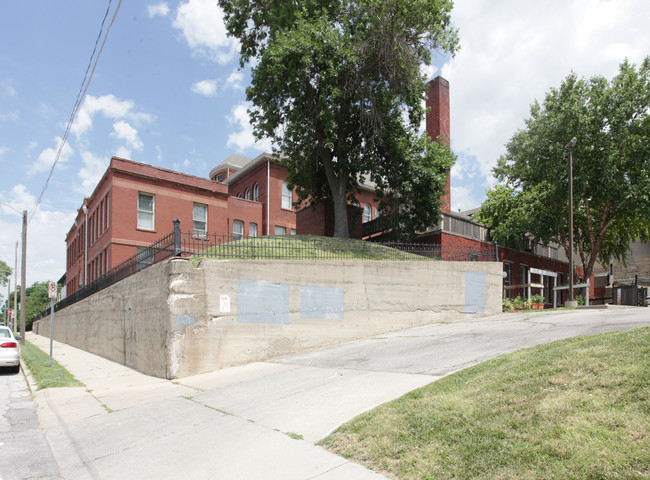 Columbian School Apartments in Omaha, NE - Foto de edificio - Building Photo