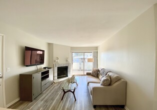 1810 S El Camino Real, Unit 207 in Encinitas, CA - Foto de edificio - Building Photo