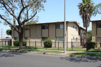 111 E Wakefield Ave in Anaheim, CA - Building Photo - Building Photo