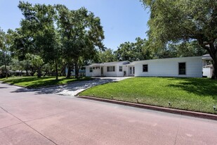 1800 Mound Pl S in St. Petersburg, FL - Building Photo