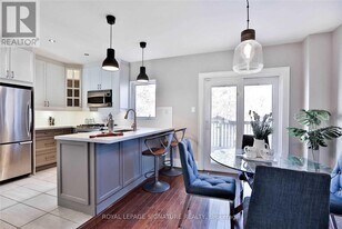 372 Roehampton Ave in Toronto, ON - Building Photo