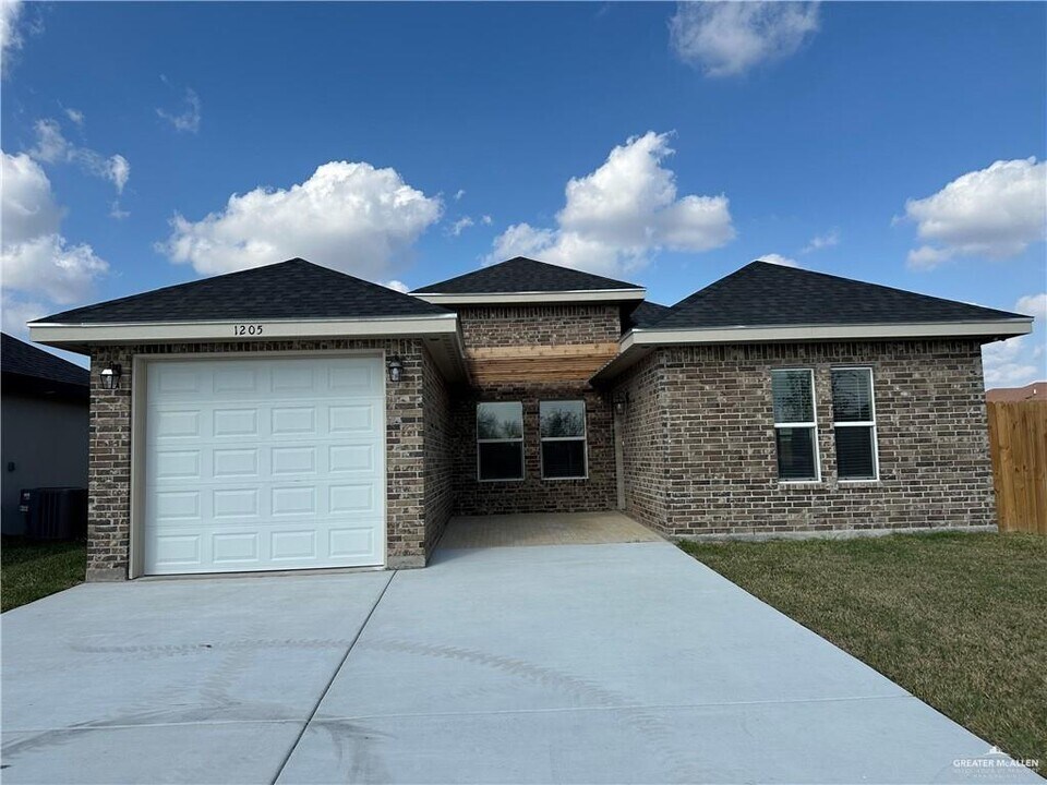 1205 W Franklin Ave in Alton, TX - Foto de edificio
