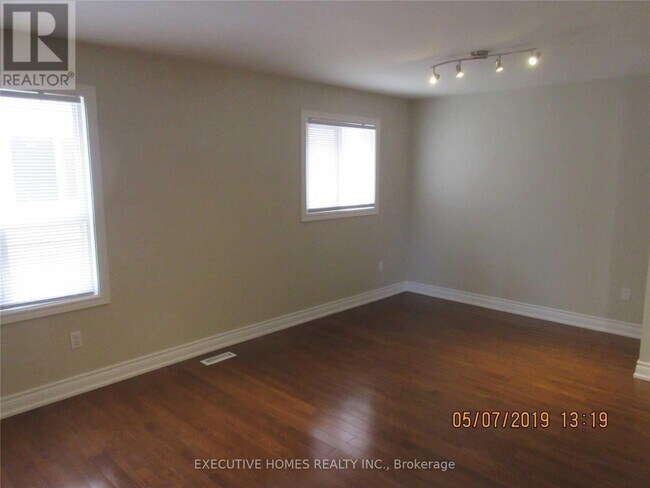 74 Hudson Dr in Brampton, ON - Building Photo - Building Photo