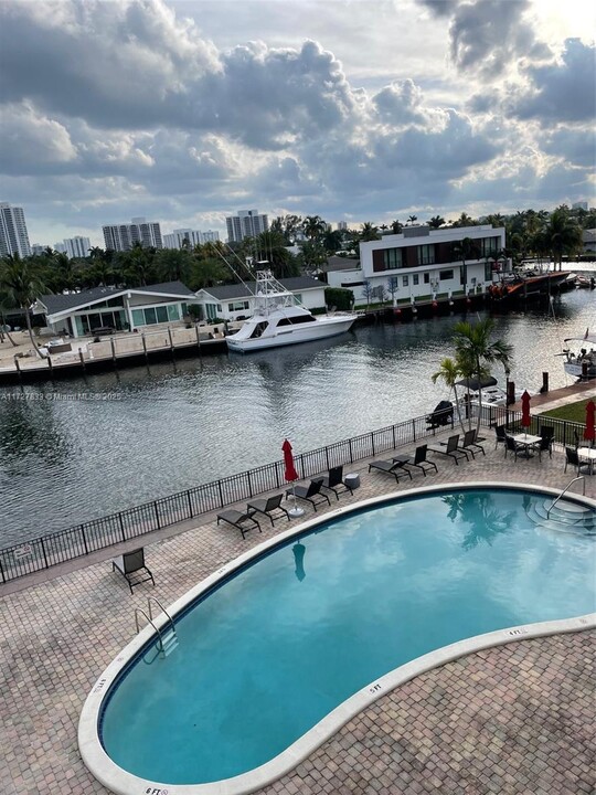 301 Golden Isles Dr, Unit 407 in Hallandale Beach, FL - Foto de edificio