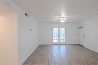 6038 Northwest Expy in Warr Acres, OK - Building Photo - Building Photo