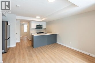 410 Northfield Dr W in Waterloo, ON - Building Photo - Building Photo